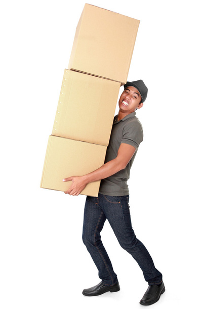 Uomo che tiene una pila pesante di scatole di cartone
 - Foto, immagini