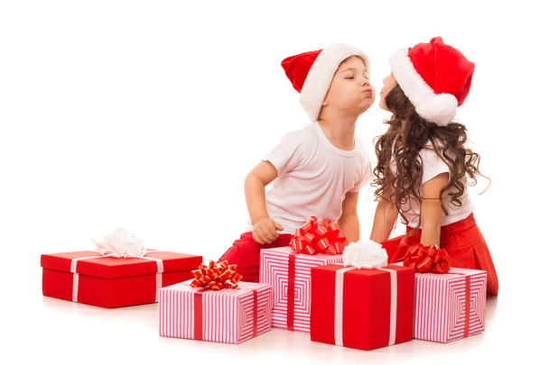 Boldog kis gyerekek Santa kalap a karácsonyi ajándék dobozok - Fotó, kép