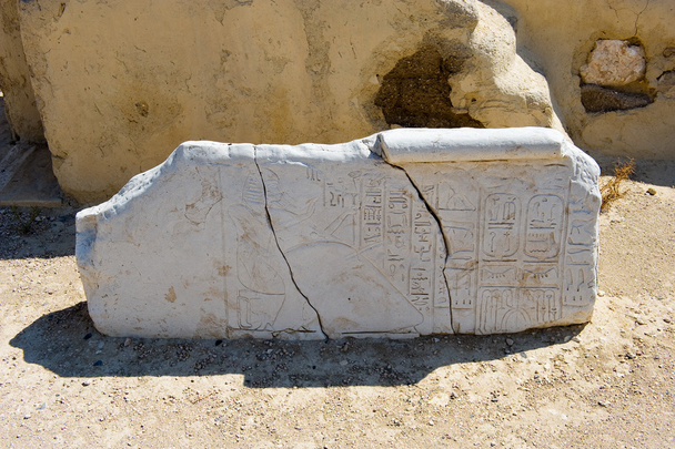 Caracteres egipcios sobre piedra
 - Foto, Imagen