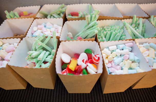 Картонні кошики, повні цукерок і салатних закусок. цукерки шведський стіл або цукерки бар для святкування
 - Фото, зображення