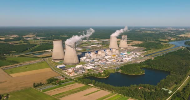 Widok z powietrza na elektrownię jądrową we Francji. Elektrownie atomowe są bardzo ważnymi źródłami energii elektrycznej o niskim poziomie emisji dwutlenku węgla. Widok z lotu ptaka na duże źródło emisji w Unii Europejskiej. - Materiał filmowy, wideo