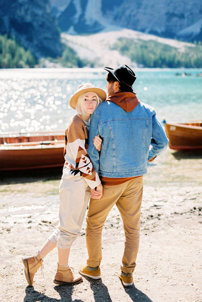 Woman leaned against a man shoulder while standing near Lake Braies. Back view. High quality photo - Fotografie, Obrázek