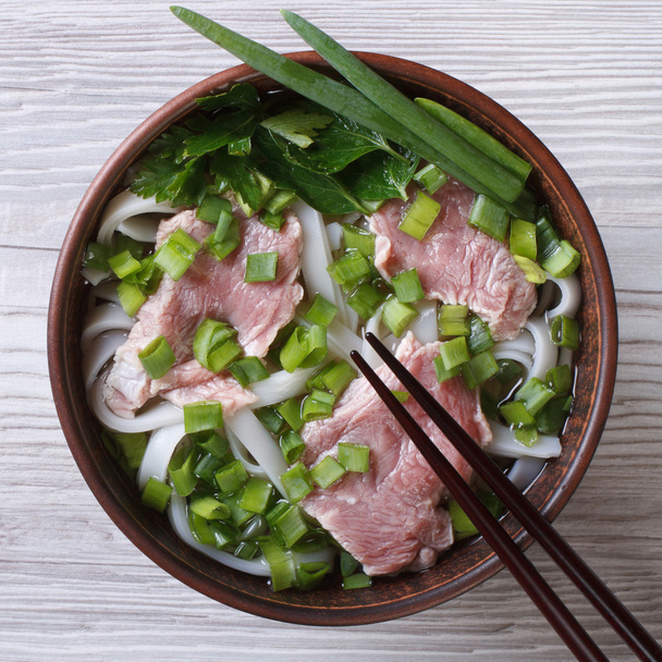 суп фені-бо з яловичиною, рисовою локшиною та овочами вид зверху
 - Фото, зображення