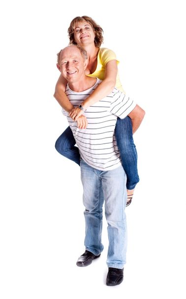 Ανώτερος άνδρας που δίνει γυναίκα piggyback βόλτα - Φωτογραφία, εικόνα