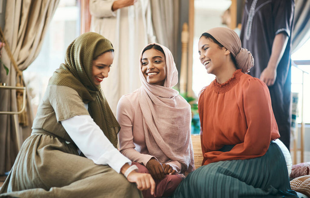 So what have you been up to. a group of muslim women relaxing together - Foto, imagen
