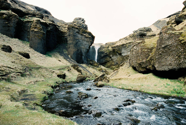 Річка тече між валунами в гірській долині. Ісландія. Фотографія високої якості - Фото, зображення