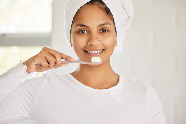 Лежати крізь зуби не вважається тріщинкою. красива молода жінка чистить зуби вранці
 - Фото, зображення