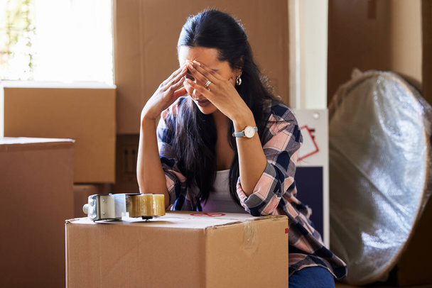 Everyone has their own reason for moving. a young woman packing up to move - 写真・画像