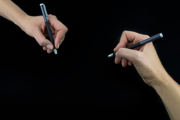Рука держит стилус изолирован на черный
 - Фото, изображение