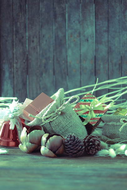 Vánoční a novoroční dekorace na dřevěném pozadí - Fotografie, Obrázek