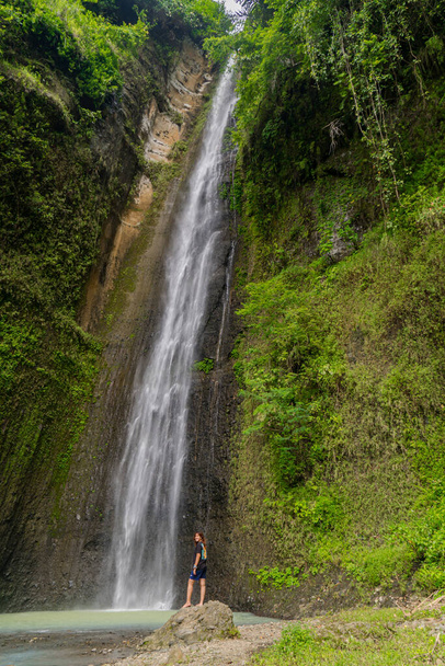 The beauty of Sidoharjo Waterfall, a straight waterfall that is 72 meters high surrounded by cliffs, is the tallest in the province of Yogyakarta, Indonesia - 写真・画像