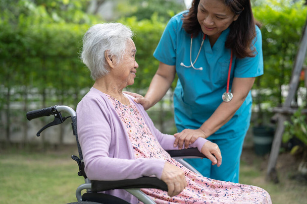 Opiekun lekarz pomoc i opieka Azji seniora lub starsza pani pacjentka siedzi na wózku inwalidzkim w szpitalu pielęgniarskim, zdrowe silnej koncepcji medycznej - Zdjęcie, obraz