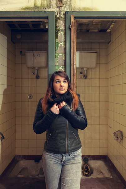 Woman posing in toilet - Foto, afbeelding