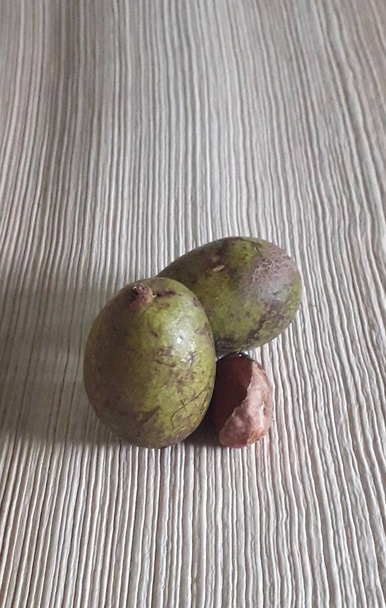Matoa fruit from Papua, Indonesia. Matoa contains vitamins, nutrients and antioxidants. Served in wooden background, selective focus image, copy space. - Foto, immagini