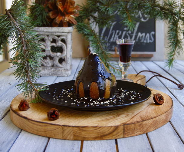 Χριστουγεννιάτικο επιδόρπιο αχλάδι με σοκολάτα - Φωτογραφία, εικόνα