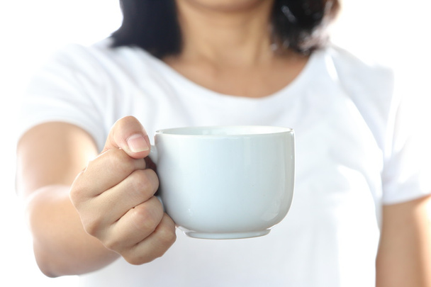 Жінка тримає чашку білої кави
. - Фото, зображення