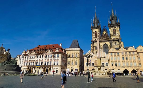 Prague, Czech Republic - May 11, 2022: The people going near houses of old architecture in old town at Prague, Czech Republic - Foto, immagini