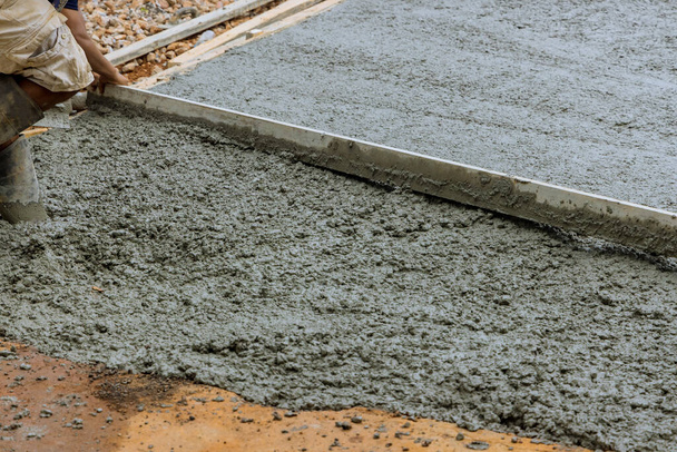 Робота по заливці цементу нова бетонна доріжка в житловому будинку
 - Фото, зображення