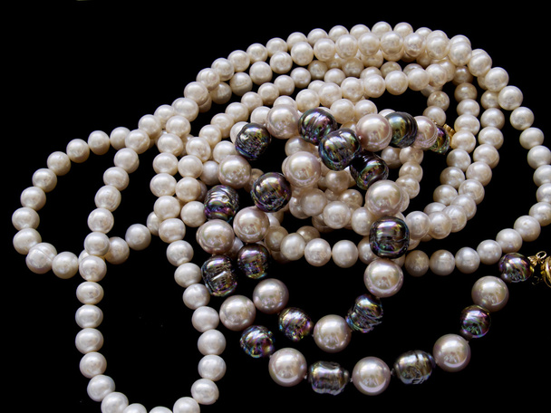 Vintage pearl jewelry over black background - Valokuva, kuva