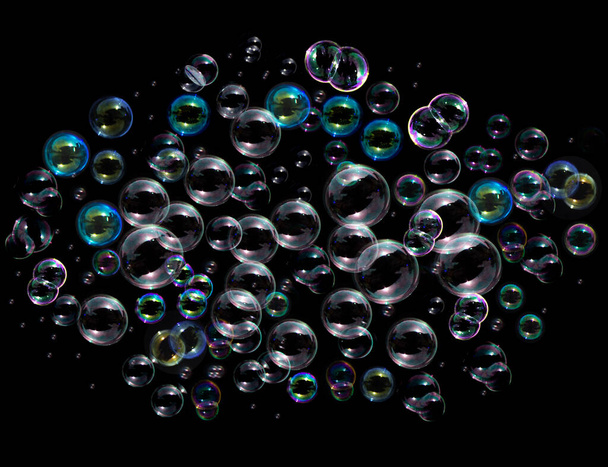 Чорний фон і багато бульбашок. Маленькі і великі бульбашки плавають у повітрі. Морська губка ізольована на чорно білому тоні стиль чорно білий
 - Фото, зображення