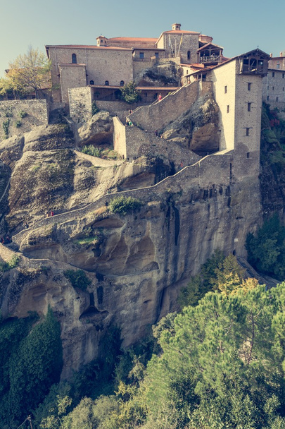 Lépcső vezet egy kolostor épít egy szikla. - Fotó, kép