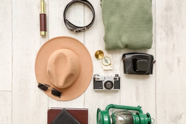 Mužské příslušenství pro cestování s fotoaparátem na bílém dřevěném pozadí - Fotografie, Obrázek