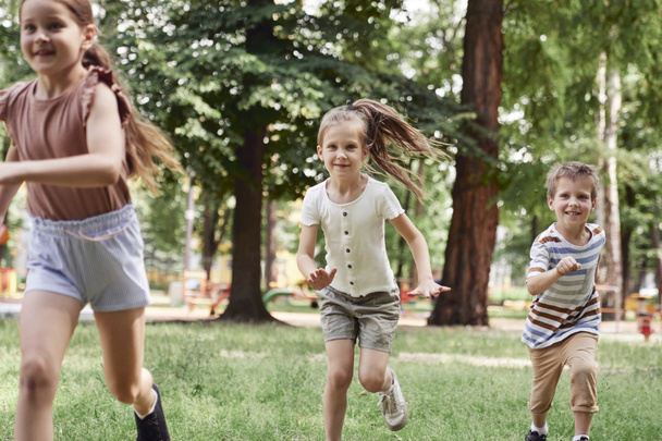Skupina dětí běžících v letním dni - Fotografie, Obrázek