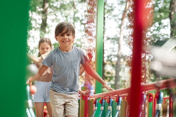 Grupa dzieci bawiących się na placu zabaw w letni dzień - Zdjęcie, obraz