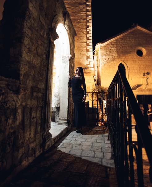 night shot of sexy woman posing next to old stone arch - Φωτογραφία, εικόνα