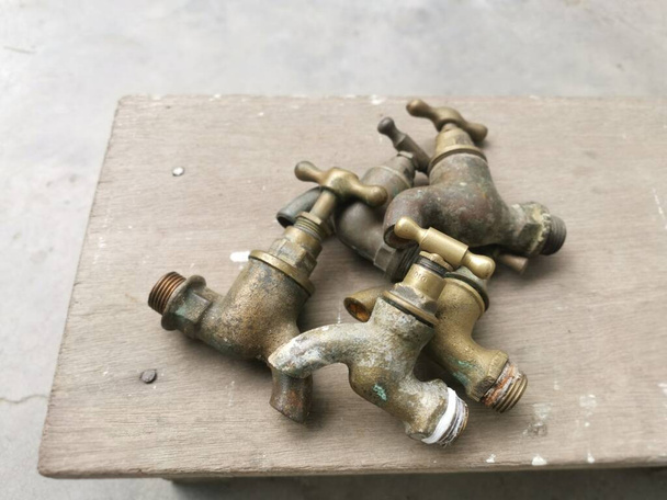 couple of antique brass faucets. - Φωτογραφία, εικόνα