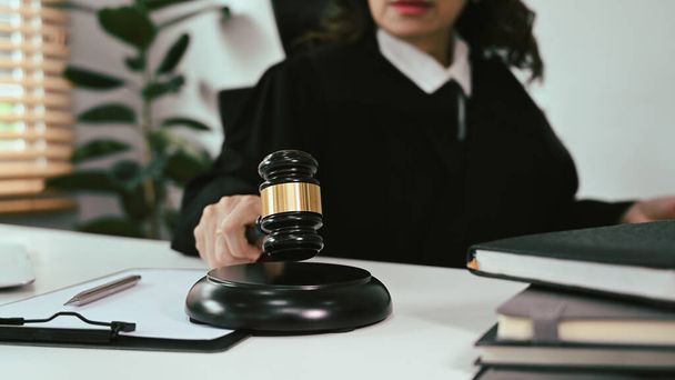 Cropped view of mature judge holding gavel hammer mallet, talking to her clients for providing law consultation, legal advice online. - Foto, Imagem