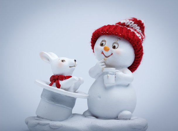 Alegre muñeco de nieve muestra trucos
 - Foto, imagen
