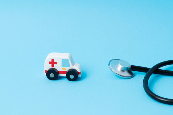 Mini toy ambulance on the signal is driving fast with help to  - 写真・画像