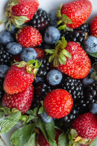seasonal berries in white dish  - Foto, Imagem