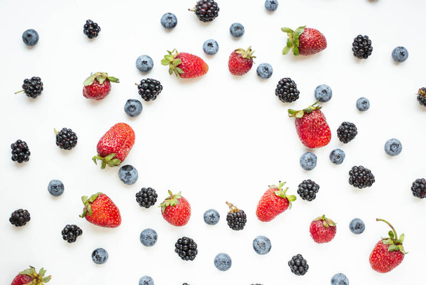 berries frame with blueberry, blackberry and strawberry - Foto, afbeelding