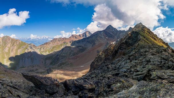 De prachtige vallei voor de Gran Paradiso op een zomerse dag - Foto, afbeelding