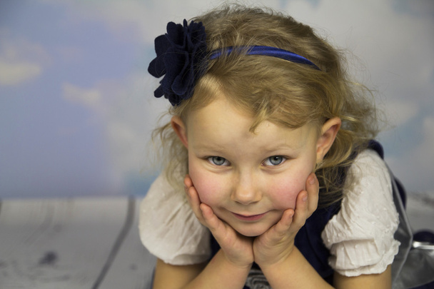 Criança em um fundo azul
 - Foto, Imagem