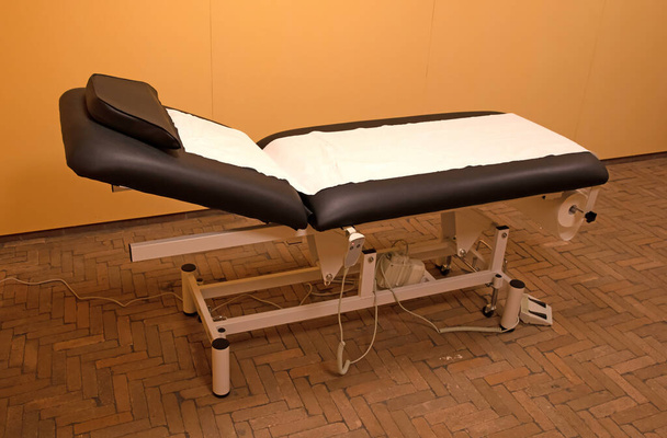 Екзаменаційна кімната в медичній клініці, регульоване ліжко
 - Фото, зображення