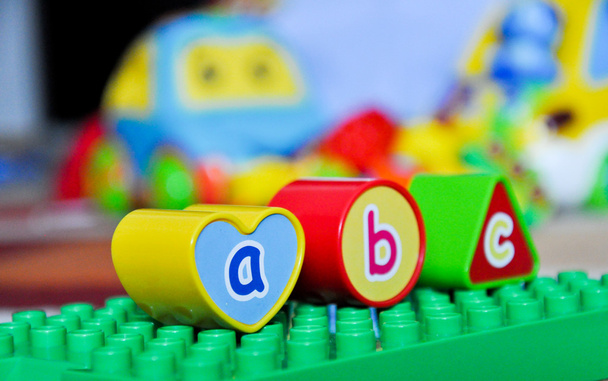 Cubos coloridos del alfabeto
 - Foto, Imagen