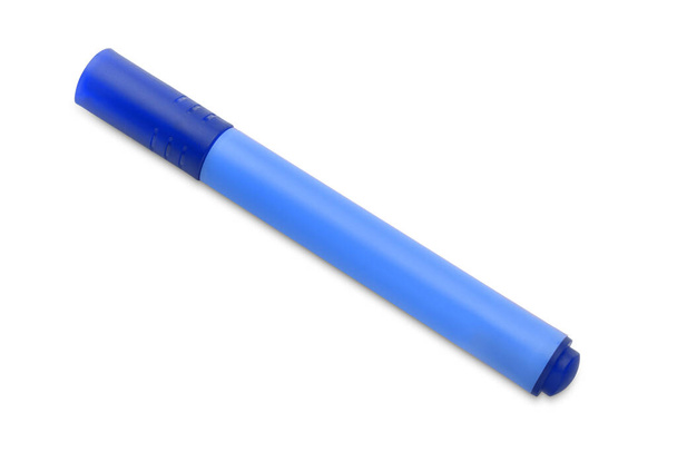 Синій маркер ізольовано на білому тлі
. - Фото, зображення