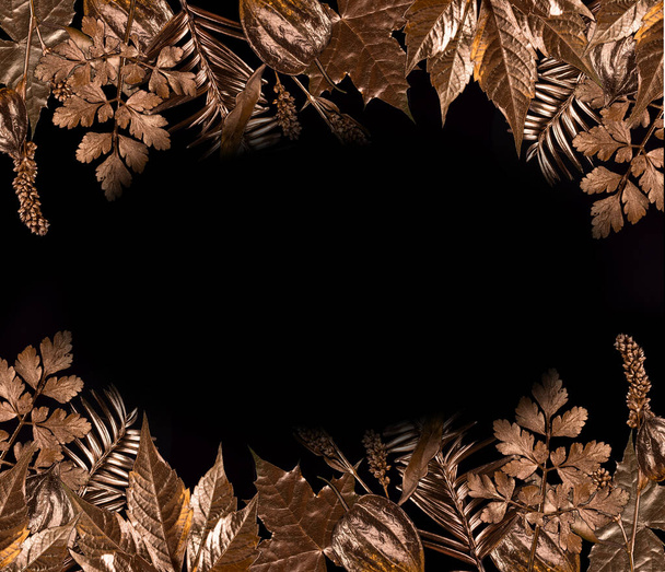 Χρυσά Φύλλα. Φθινοπωρινό πλαίσιο σύνθεσης από φύλλα χρυσού σε μαύρο φόντο. Καλό για την Μαύρη Παρασκευή ή τις αφίσες των Ευχαριστιών. - Φωτογραφία, εικόνα