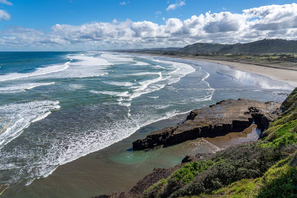 A beautiful view of the Muriwai Beach on a sunny day in New Zealand - Foto, Imagem