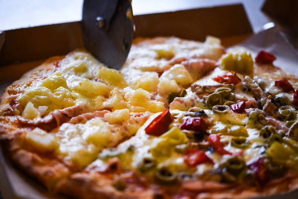 delicious italian home made pizza with fresh ingredients - Zdjęcie, obraz