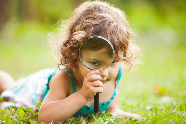 Kid with magnifying glass - Foto, Imagem