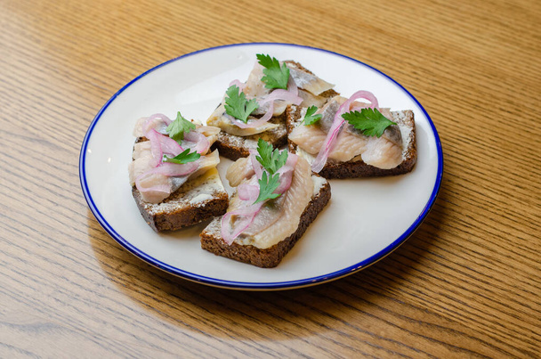 a sandwich with herring and onions - 写真・画像