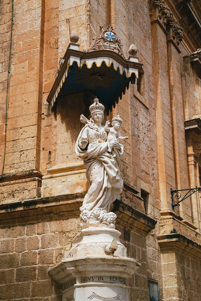 Statue of Virgin Mary, Madonna with Jesus child on the corner of Carmelite Priory in Mdina. Malta. - Zdjęcie, obraz