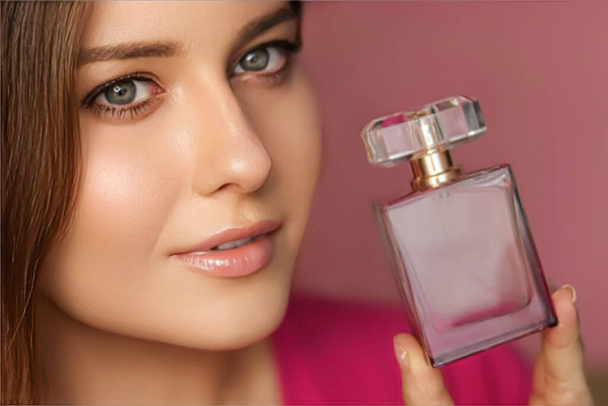 Parfum, beauty product en cosmetica model gezicht portret op roze achtergrond, mooie vrouw met parfum fles met bloemen vrouwelijke geur, mode en make-up concept - Foto, afbeelding