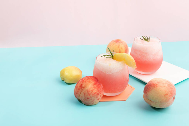 summer background with peach ade drink with peaches fruit - Foto, Imagen