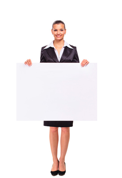 Gelukkig Glimlachende zakenvrouw tonen leeg bord, geïsoleerd op witte achtergrond - Foto, afbeelding
