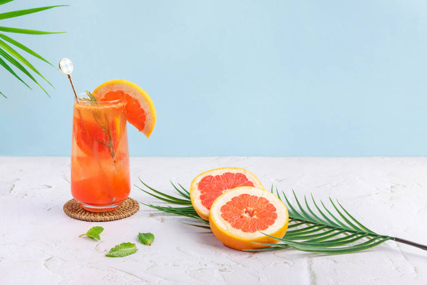 summer background with grapefruit ade, juice drink with grapefruits - Foto, afbeelding